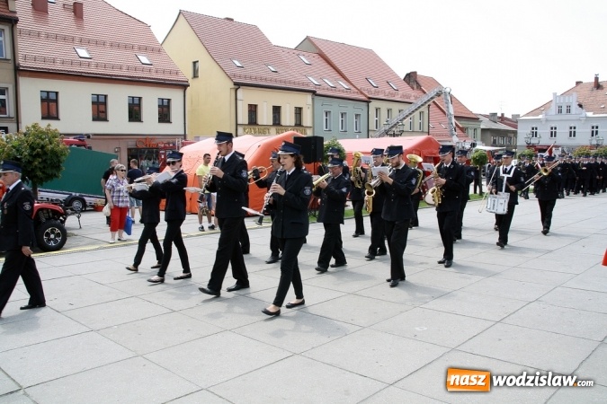 Zdjęcie w galerii na portalu naszwodzislaw.com: Strażacy świętowali na wodzisławskim Rynku  wiadomości z regionu