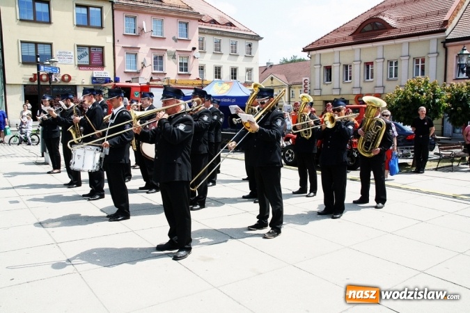 Zdjęcie w galerii na portalu naszwodzislaw.com: Strażacy świętowali na wodzisławskim Rynku  wiadomości z regionu