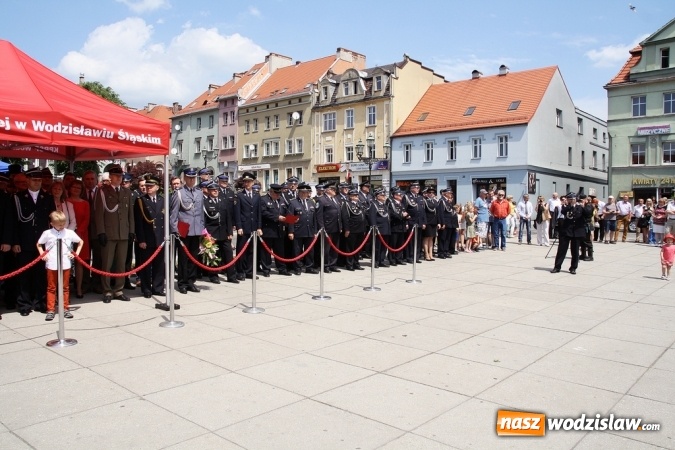 Zdjęcie w galerii na portalu naszwodzislaw.com: Strażacy świętowali na wodzisławskim Rynku  wiadomości z regionu