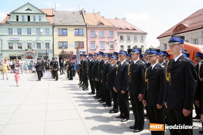 Zdjęcie w galerii na portalu naszwodzislaw.com: Strażacy świętowali na wodzisławskim Rynku  wiadomości z regionu