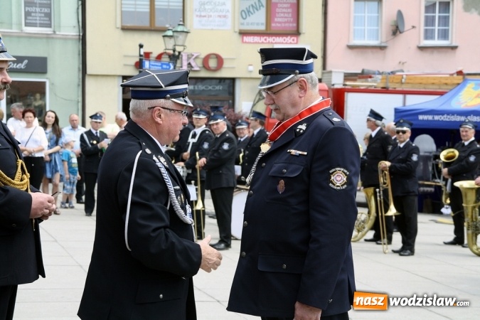 Zdjęcie w galerii na portalu naszwodzislaw.com: Strażacy świętowali na wodzisławskim Rynku  wiadomości z regionu
