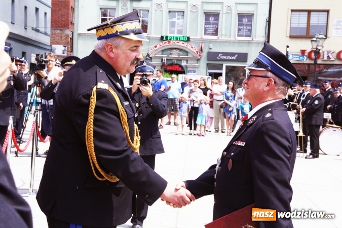 Zdjęcie w galerii na portalu naszwodzislaw.com: Strażacy świętowali na wodzisławskim Rynku  wiadomości z regionu