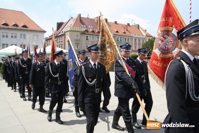Zdjęcie w galerii na portalu naszwodzislaw.com: Strażacy świętowali na wodzisławskim Rynku  wiadomości z regionu