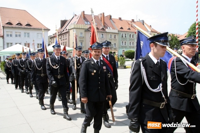 Zdjęcie w galerii na portalu naszwodzislaw.com: Strażacy świętowali na wodzisławskim Rynku  wiadomości z regionu