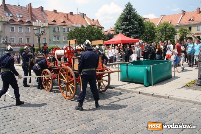 Zdjęcie w galerii na portalu naszwodzislaw.com: Strażacy świętowali na wodzisławskim Rynku  wiadomości z regionu