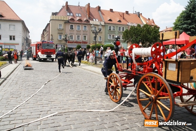 Zdjęcie w galerii na portalu naszwodzislaw.com: Strażacy świętowali na wodzisławskim Rynku  wiadomości z regionu