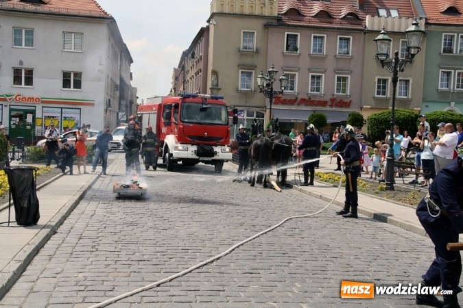 Zdjęcie w galerii na portalu naszwodzislaw.com: Strażacy świętowali na wodzisławskim Rynku  wiadomości z regionu