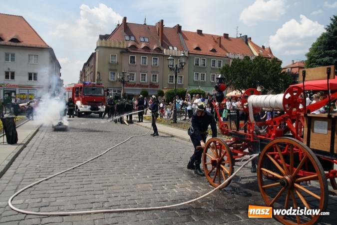 Zdjęcie w galerii na portalu naszwodzislaw.com: Strażacy świętowali na wodzisławskim Rynku  wiadomości z regionu