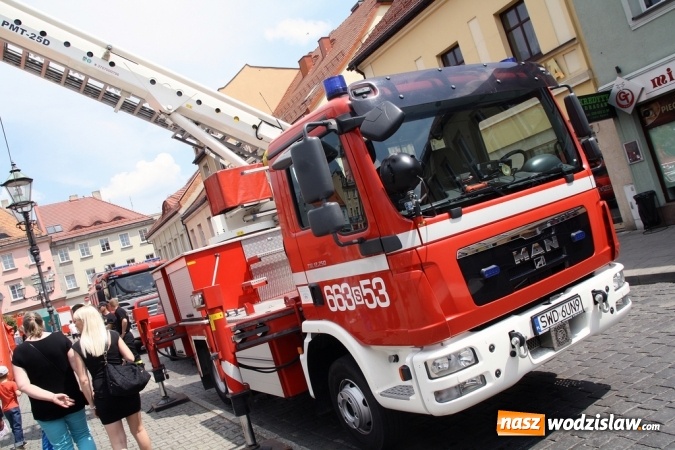 Zdjęcie w galerii na portalu naszwodzislaw.com: Strażacy świętowali na wodzisławskim Rynku  wiadomości z regionu