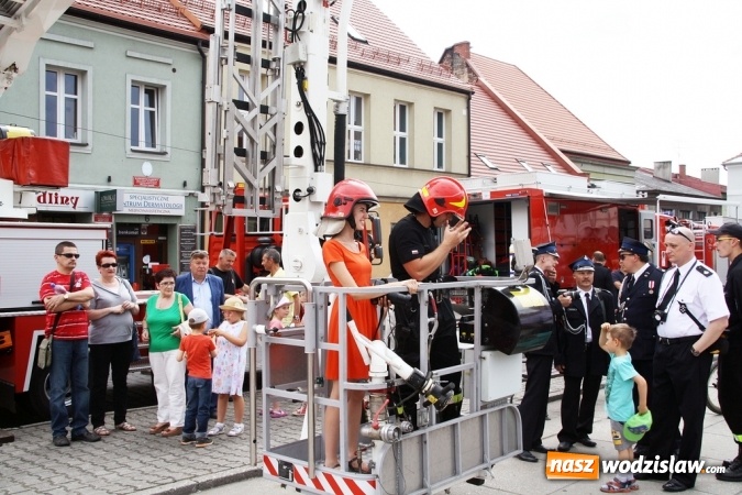 Zdjęcie w galerii na portalu naszwodzislaw.com: Strażacy świętowali na wodzisławskim Rynku  wiadomości z regionu