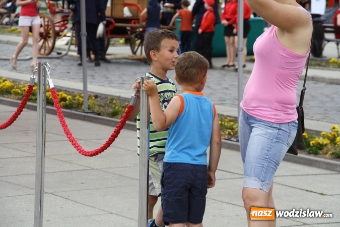 Zdjęcie w galerii na portalu naszwodzislaw.com: Strażacy świętowali na wodzisławskim Rynku  wiadomości z regionu