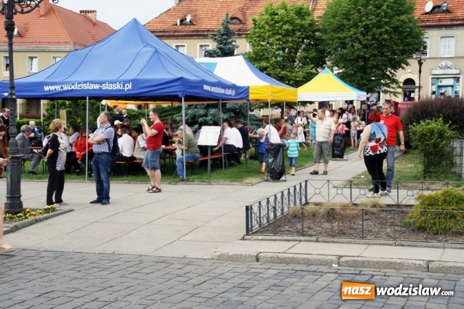 Zdjęcie w galerii na portalu naszwodzislaw.com: Strażacy świętowali na wodzisławskim Rynku  wiadomości z regionu