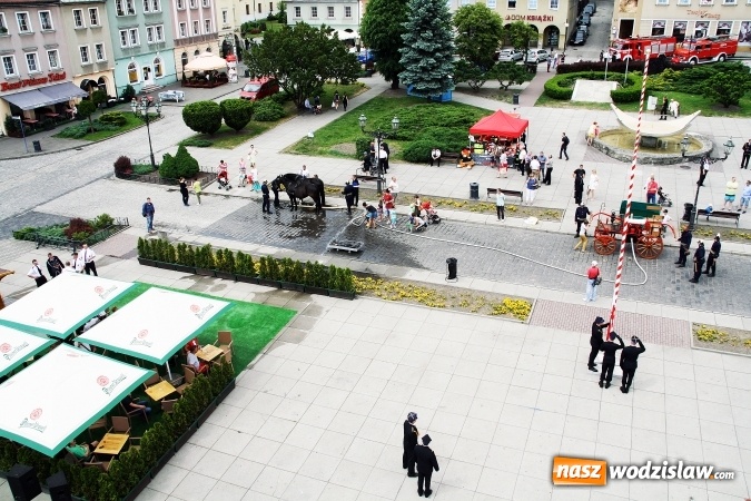 Zdjęcie w galerii na portalu naszwodzislaw.com: Wodzisławski Rynek widziany ze... strażackiej drabiny wiadomości z regionu