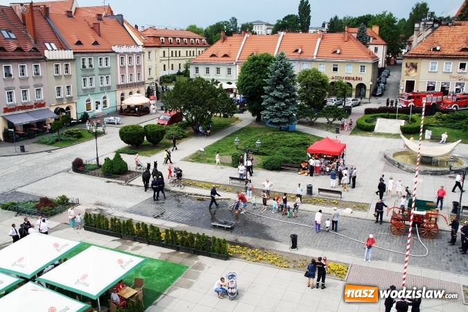 Zdjęcie w galerii na portalu naszwodzislaw.com: Wodzisławski Rynek widziany ze... strażackiej drabiny wiadomości z regionu