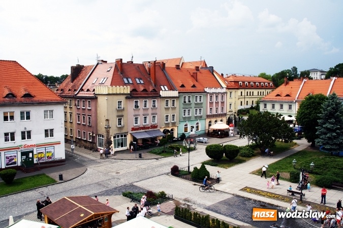 Zdjęcie w galerii na portalu naszwodzislaw.com: Wodzisławski Rynek widziany ze... strażackiej drabiny wiadomości z regionu