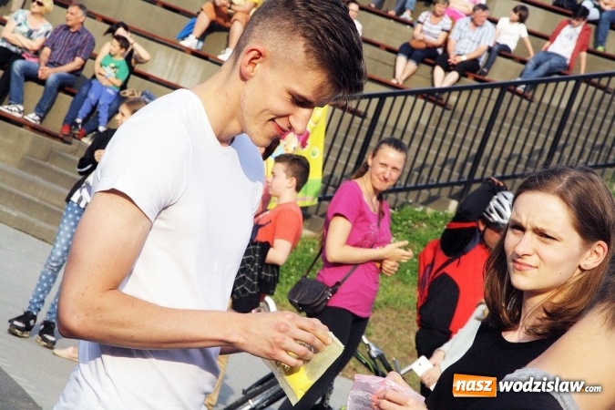 Zdjęcie w galerii na portalu naszwodzislaw.com: Festiwal Kolorów zagościł do Wodzisławia wiadomości z regionu