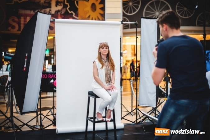 Zdjęcie w galerii na portalu naszwodzislaw.com: Katowice: Blisko 200 kobiet dumnie pokazało zmarszczki, piegi, krągłości i tatuaże. Cel? Koniec z dyskryminacją ich ciał! wiadomości z regionu