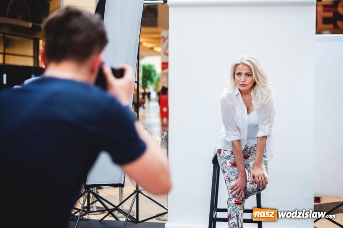 Zdjęcie w galerii na portalu naszwodzislaw.com: Katowice: Blisko 200 kobiet dumnie pokazało zmarszczki, piegi, krągłości i tatuaże. Cel? Koniec z dyskryminacją ich ciał! wiadomości z regionu