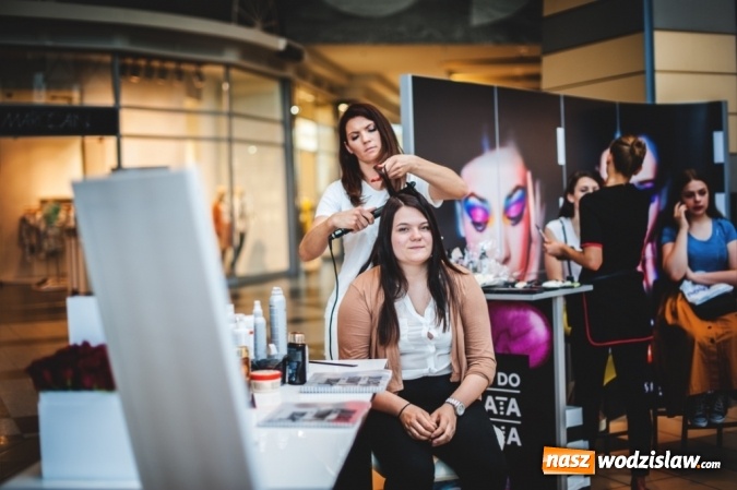 Zdjęcie w galerii na portalu naszwodzislaw.com: Katowice: Blisko 200 kobiet dumnie pokazało zmarszczki, piegi, krągłości i tatuaże. Cel? Koniec z dyskryminacją ich ciał! wiadomości z regionu