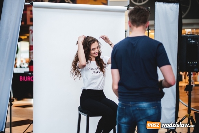 Zdjęcie w galerii na portalu naszwodzislaw.com: Katowice: Blisko 200 kobiet dumnie pokazało zmarszczki, piegi, krągłości i tatuaże. Cel? Koniec z dyskryminacją ich ciał! wiadomości z regionu