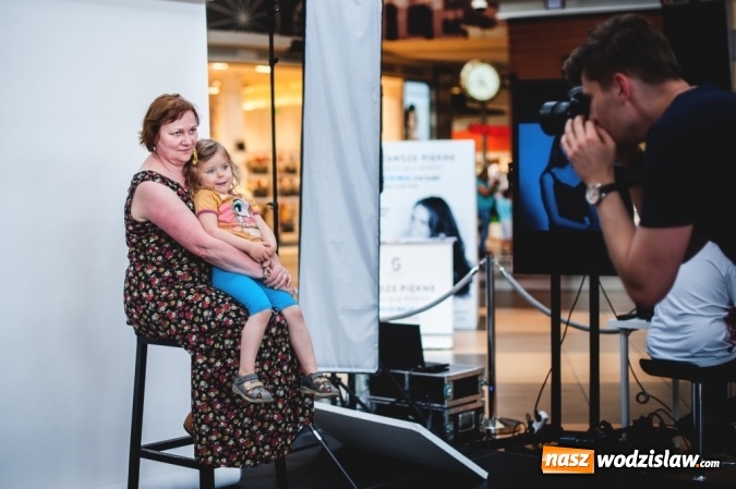 Zdjęcie w galerii na portalu naszwodzislaw.com: Katowice: Blisko 200 kobiet dumnie pokazało zmarszczki, piegi, krągłości i tatuaże. Cel? Koniec z dyskryminacją ich ciał! wiadomości z regionu