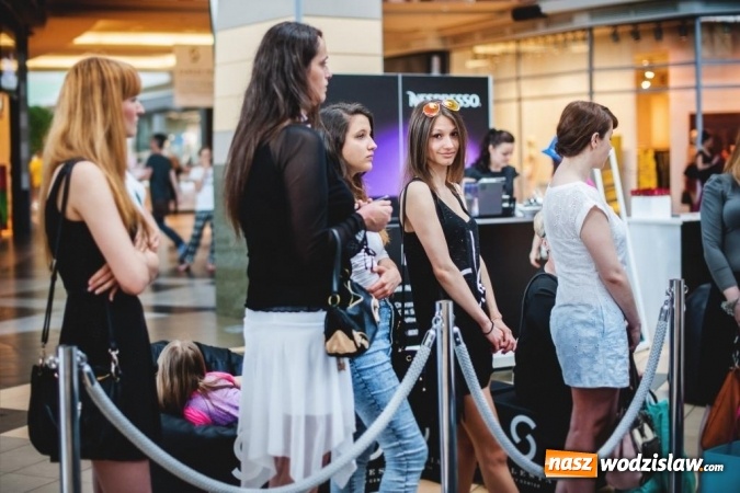 Zdjęcie w galerii na portalu naszwodzislaw.com: Katowice: Blisko 200 kobiet dumnie pokazało zmarszczki, piegi, krągłości i tatuaże. Cel? Koniec z dyskryminacją ich ciał! wiadomości z regionu