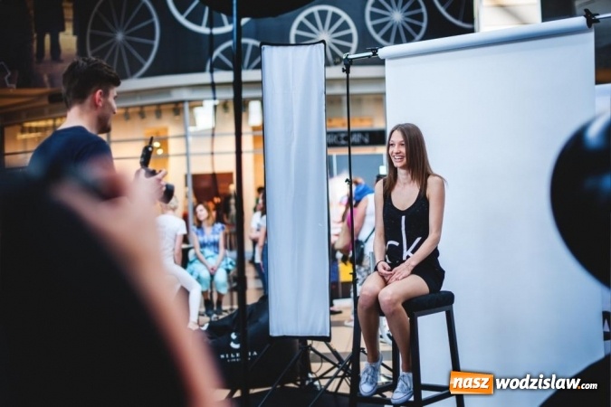 Zdjęcie w galerii na portalu naszwodzislaw.com: Katowice: Blisko 200 kobiet dumnie pokazało zmarszczki, piegi, krągłości i tatuaże. Cel? Koniec z dyskryminacją ich ciał! wiadomości z regionu