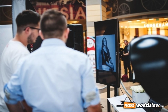 Zdjęcie w galerii na portalu naszwodzislaw.com: Katowice: Blisko 200 kobiet dumnie pokazało zmarszczki, piegi, krągłości i tatuaże. Cel? Koniec z dyskryminacją ich ciał! wiadomości z regionu