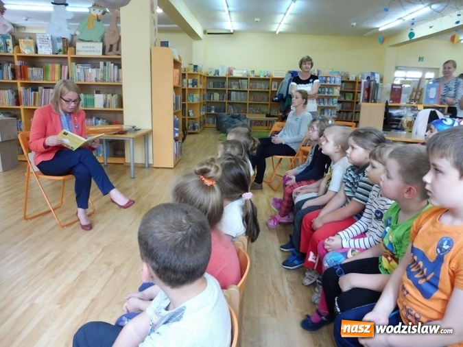 Zdjęcie w galerii na portalu naszwodzislaw.com: Barbara Chrobok czytała bajki przedszkolakom wiadomości z regionu