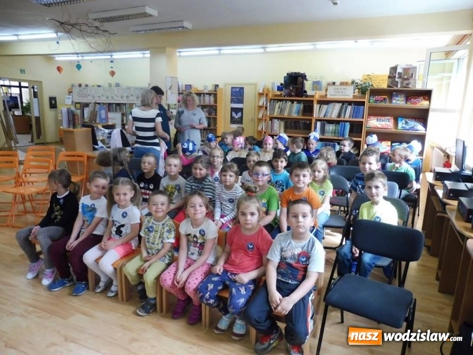 Zdjęcie w galerii na portalu naszwodzislaw.com: Barbara Chrobok czytała bajki przedszkolakom wiadomości z regionu