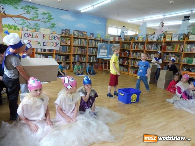 Zdjęcie w galerii na portalu naszwodzislaw.com: Barbara Chrobok czytała bajki przedszkolakom wiadomości z regionu