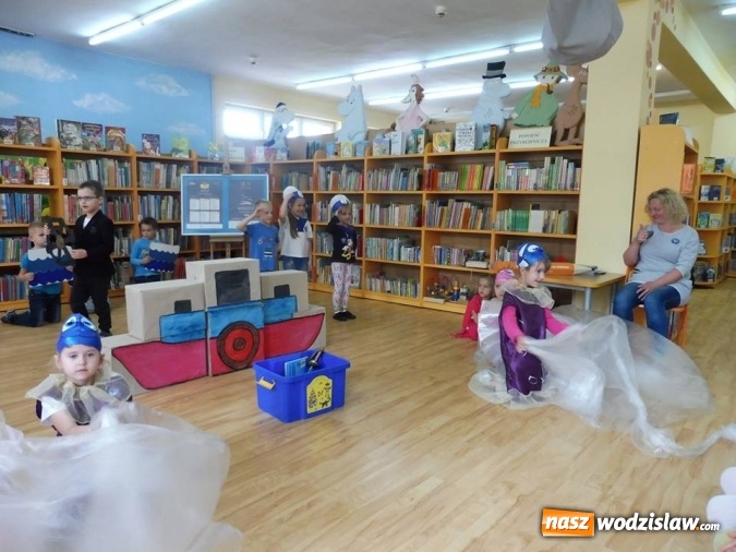 Zdjęcie w galerii na portalu naszwodzislaw.com: Barbara Chrobok czytała bajki przedszkolakom wiadomości z regionu