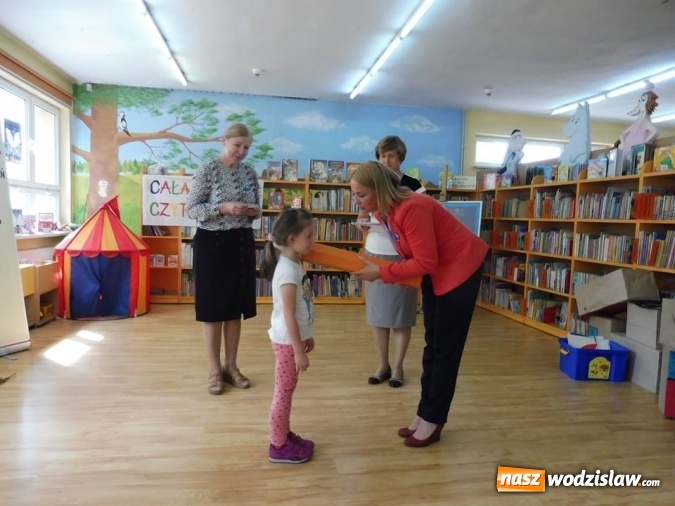 Zdjęcie w galerii na portalu naszwodzislaw.com: Barbara Chrobok czytała bajki przedszkolakom wiadomości z regionu