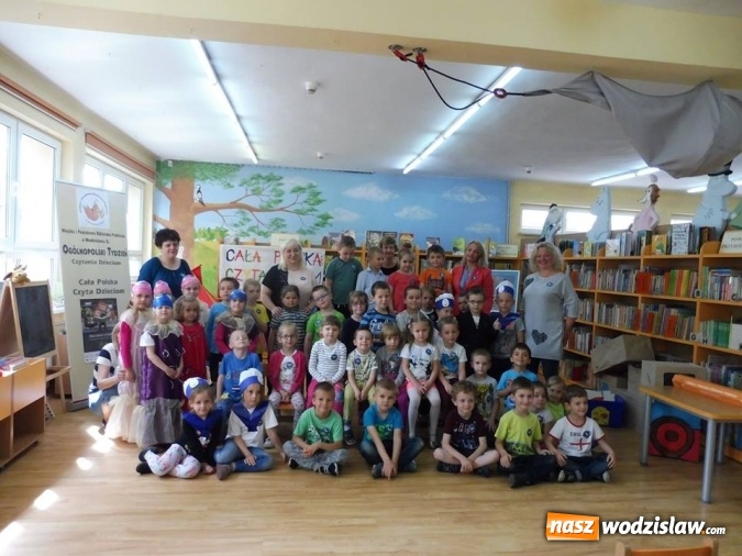 Zdjęcie w galerii na portalu naszwodzislaw.com: Barbara Chrobok czytała bajki przedszkolakom wiadomości z regionu