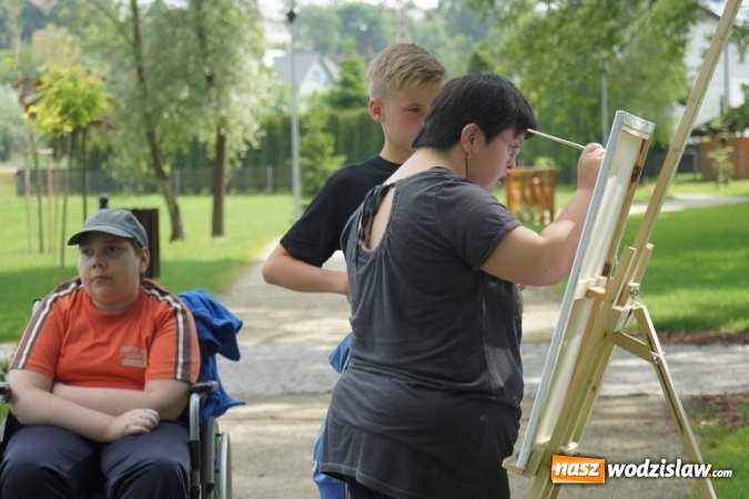Zdjęcie w galerii na portalu naszwodzislaw.com: Plener malarski Caritasu w Parku w Mszanie wiadomości z regionu