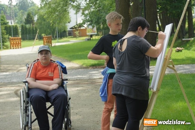 Zdjęcie w galerii na portalu naszwodzislaw.com: Plener malarski Caritasu w Parku w Mszanie wiadomości z regionu