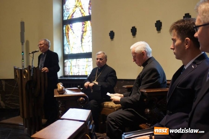 Zdjęcie w galerii na portalu naszwodzislaw.com: Naukowa sensacja z Mszany. W oprawie księgi parafialnej znaleziono bezcenne rękopisy wiadomości z regionu