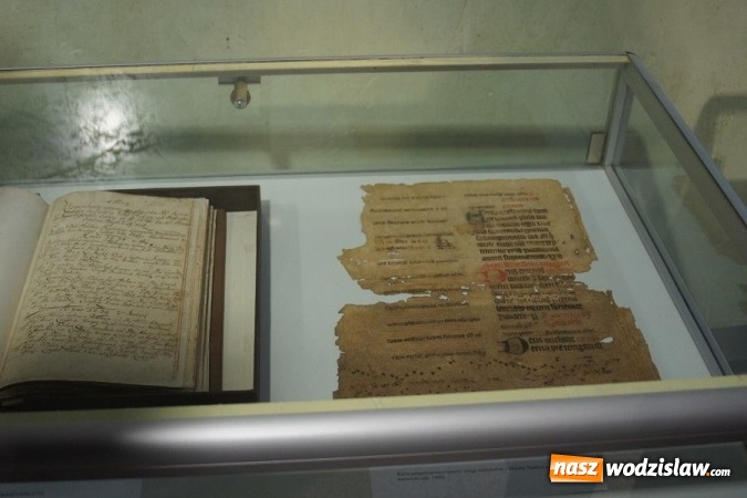 Zdjęcie w galerii na portalu naszwodzislaw.com: Naukowa sensacja z Mszany. W oprawie księgi parafialnej znaleziono bezcenne rękopisy wiadomości z regionu