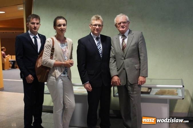 Zdjęcie w galerii na portalu naszwodzislaw.com: Naukowa sensacja z Mszany. W oprawie księgi parafialnej znaleziono bezcenne rękopisy wiadomości z regionu