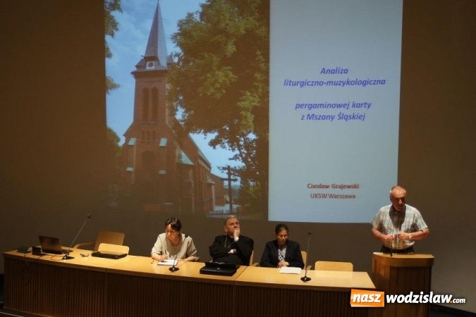 Zdjęcie w galerii na portalu naszwodzislaw.com: Naukowa sensacja z Mszany. W oprawie księgi parafialnej znaleziono bezcenne rękopisy wiadomości z regionu