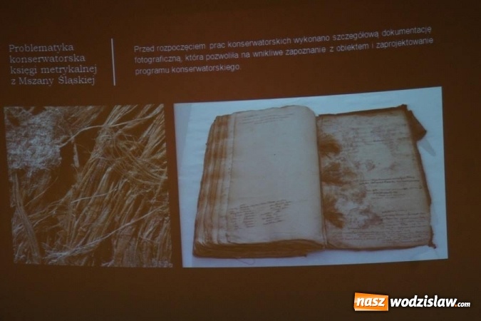 Zdjęcie w galerii na portalu naszwodzislaw.com: Naukowa sensacja z Mszany. W oprawie księgi parafialnej znaleziono bezcenne rękopisy wiadomości z regionu