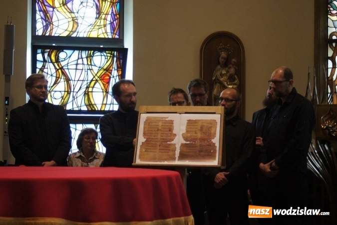 Zdjęcie w galerii na portalu naszwodzislaw.com: Naukowa sensacja z Mszany. W oprawie księgi parafialnej znaleziono bezcenne rękopisy wiadomości z regionu