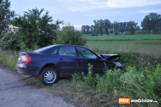 Zdjęcie w galerii na portalu naszwodzislaw.com: Wypadek przed Olzą. Audi z powiatu wodzisławskiego wjechało pod przyczepę ciągnika wiadomości z regionu