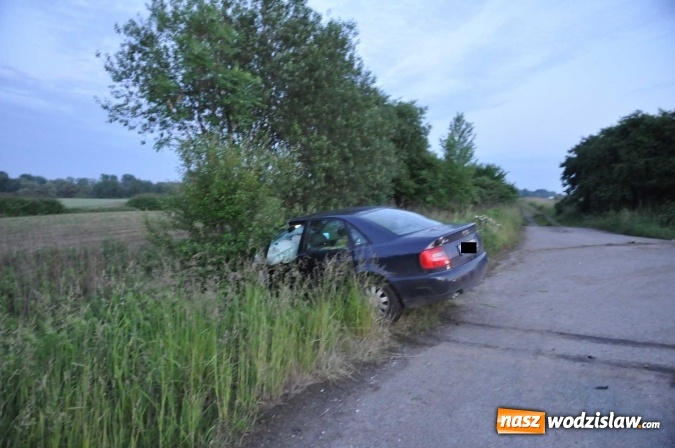 Zdjęcie w galerii na portalu naszwodzislaw.com: Wypadek przed Olzą. Audi z powiatu wodzisławskiego wjechało pod przyczepę ciągnika wiadomości z regionu