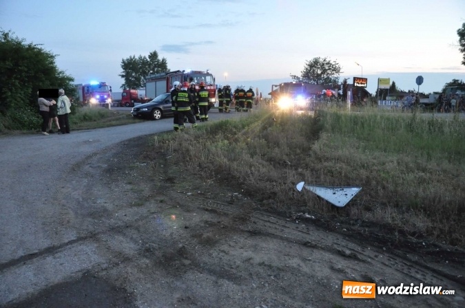Zdjęcie w galerii na portalu naszwodzislaw.com: Wypadek przed Olzą. Audi z powiatu wodzisławskiego wjechało pod przyczepę ciągnika wiadomości z regionu