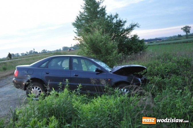Zdjęcie w galerii na portalu naszwodzislaw.com: Wypadek przed Olzą. Audi z powiatu wodzisławskiego wjechało pod przyczepę ciągnika wiadomości z regionu
