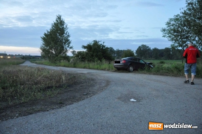 Zdjęcie w galerii na portalu naszwodzislaw.com: Wypadek przed Olzą. Audi z powiatu wodzisławskiego wjechało pod przyczepę ciągnika wiadomości z regionu