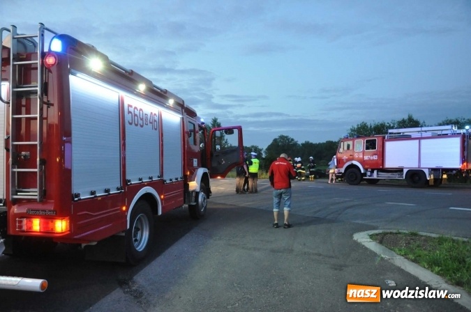 Zdjęcie w galerii na portalu naszwodzislaw.com: Wypadek przed Olzą. Audi z powiatu wodzisławskiego wjechało pod przyczepę ciągnika wiadomości z regionu