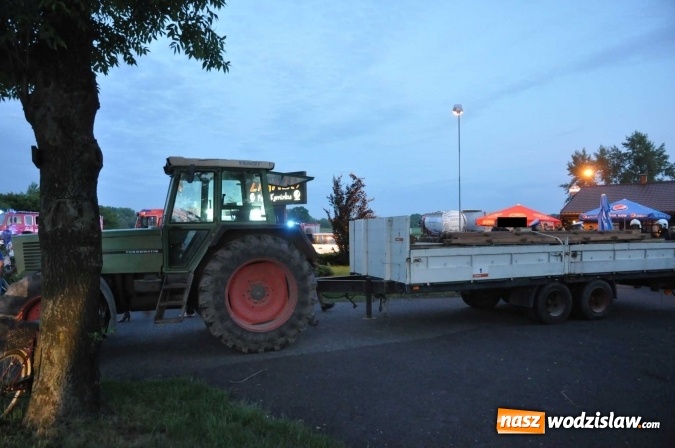 Zdjęcie w galerii na portalu naszwodzislaw.com: Wypadek przed Olzą. Audi z powiatu wodzisławskiego wjechało pod przyczepę ciągnika wiadomości z regionu