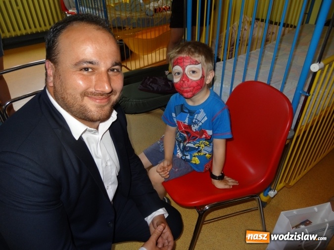 Zdjęcie w galerii na portalu naszwodzislaw.com: Z własnej inicjatywy obdarowali dzieci przebywające w rydułtowskim szpitalu  wiadomości z regionu